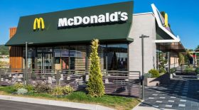 7_ employés de McDonald's sortent du slience