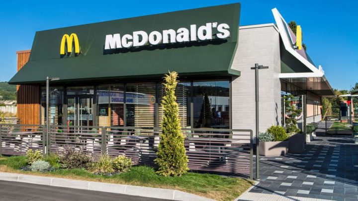 7_ employés de McDonald's sortent du slience