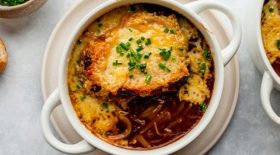 Découvrez la délicieuse recette de la soupe à l'oignon
