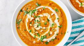 Découvrez la délicieuse recette du velouté de courge butternut au curry