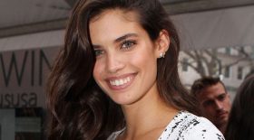 Sara Sampaio topless seins poitrine