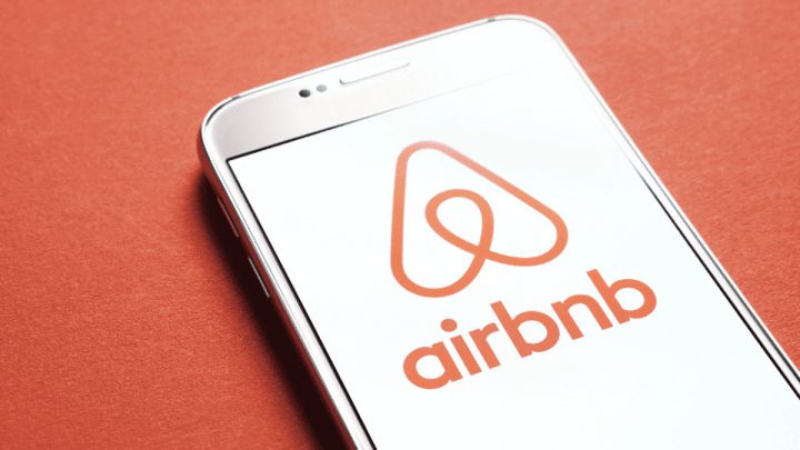 Une adolescente de 15 ans se fait poignarder dans un Airbnb
