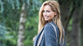 adriana-karembeu-photo-seins-nus-refait-surface-et-cest-tres-tres-chaud