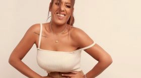La chanteuse Amel Bent emmène ses filles à l'école un jour férié