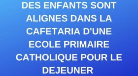 Des enfants sont alignés dans la cafétaria d'une école primaire catholique
