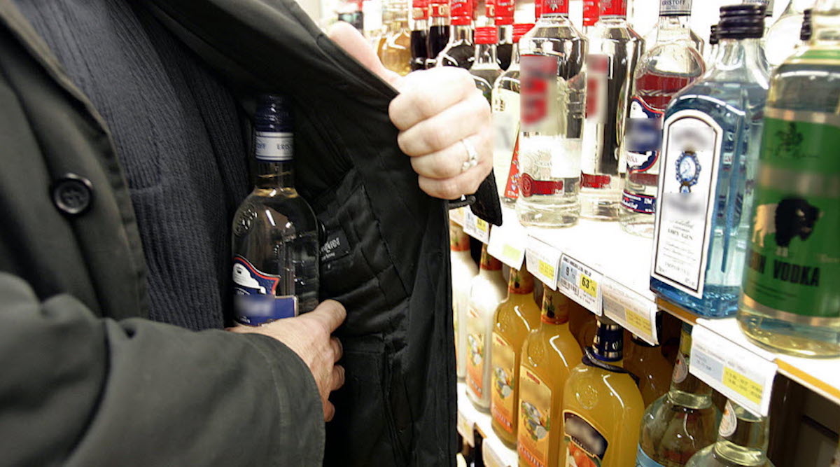 Alcool Dans Une Limousine Pour voler des bouteilles d'alcool dans un hypermarché, ils utilisent