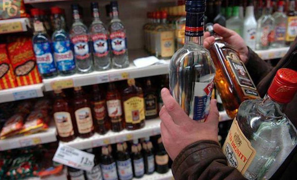 Alcool Dans Une Limousine Pour voler des bouteilles d'alcool dans un hypermarché, ils utilisent