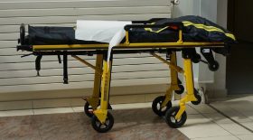 covid-19-a-marseille-les-hopitaux-requisitionnent-des-camions-frigorifiques-guise-de-morgue