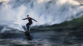 Des surfeurs se font contrôler en plein confinement