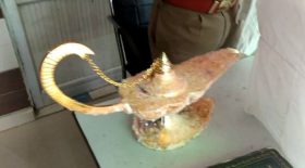 escrocs-parviennent-a-vendre-pseudo-lampe-daladdin-35-000-e