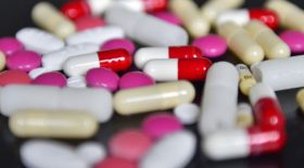 Il drogue sa femme et appelle des inconnus pour la violer