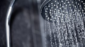 Il frôle la mort en sortant de la douche!