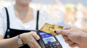 Il utilise la carte de son voisin même après son décès