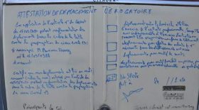 il-va-jusqua-recopier-son-attestation-de-sortie-sur-le-coffre-de-sa-2cv