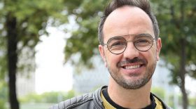 jarry opérer cheveux rasé tête