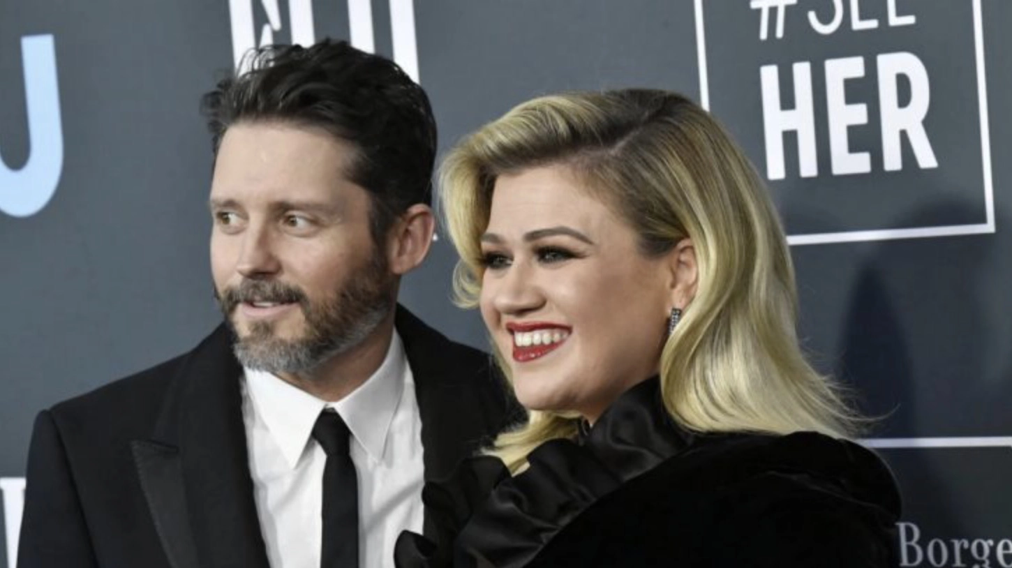 Un oiseau en bois à 15 millions de dollars « brise le silence » et traite Kelly Clarkson de « Karen »