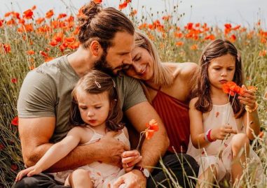 Als zwangere mama van twee prachtige dochters die samen met haar man. Lara Switten Steffen . Enceinte et mère de deux enfants, elle apprend une ...