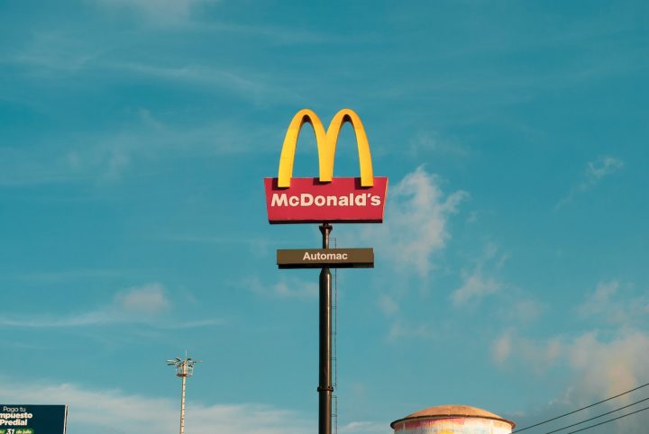 McDonald's un enfant coincé dans les toilettes