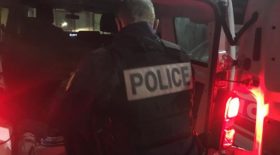 Un policier étranglé avec un cordon de radio
