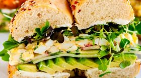 Découvrez la recette du bagel poulet avocat!