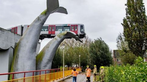 un-metro-est-arrete-dans-sa-chute-grace-a-une-statue