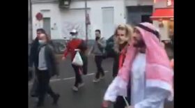 youtubeur-allemand-se-promene-avec-faux-macron-laisse