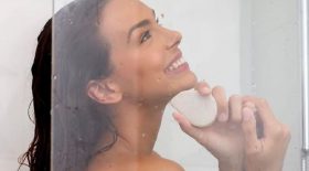 alerte-rouge-marine-lorphelin-pose-entierement-nue-sous-douche