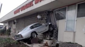 Après un contrôle de police, cette Aston Martin fini sa course dans un mur