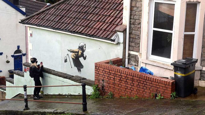 une œuvre de banksy apparait sur sa facade