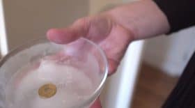 congélateur astuce pièce de monnaie tasse