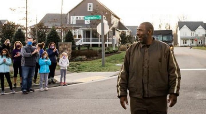 des-centaines-de-voisins-se-reunissent-pour-remercier-livreur