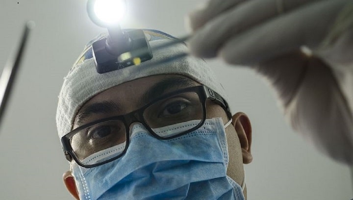 elle-se-plaint-de-douleurs-a-lestomac-depuis-10-ans-et-les-medecins-font-une-decouverte-ecoeurante