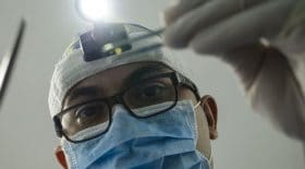 elle-se-plaint-de-douleurs-a-lestomac-depuis-10-ans-et-les-medecins-font-une-decouverte-ecoeurante