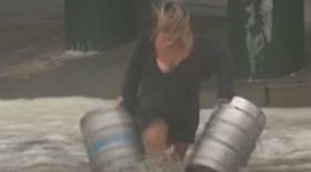 une Australienne se jette à l'eau pour récupérer des fûts de bière