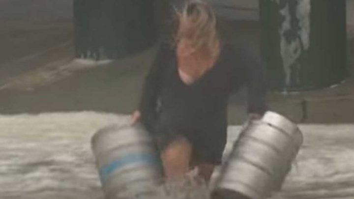 une Australienne se jette à l'eau pour récupérer des fûts de bière