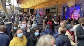 foule personnes gens Boulevard Haussmann Noël