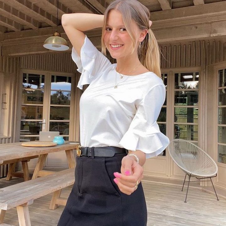 Lola-Courbet-chemisier-blanc-jupe-noire