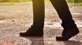 chaussures d'un homme