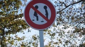 interdit-de-defequer-ce-panneau-a-destination-routiers-qui-interpelle