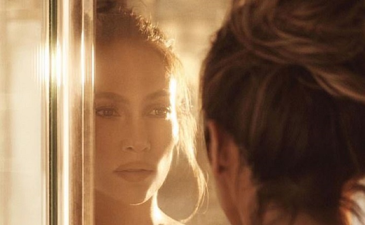 jennifer-lopez-a-51-ans-elle-saffiche-sans-maquillage-et-resultat-est-extraordinaire