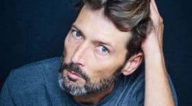 L'homme qui incarne Thomas Marci dans PBLV en deuil après la mort de son papa
