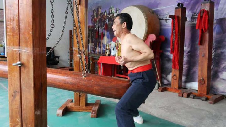 maitre kung fu résiste douleur testicules