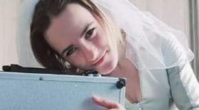Attirée par les objets, elle se marie avec sa mallette