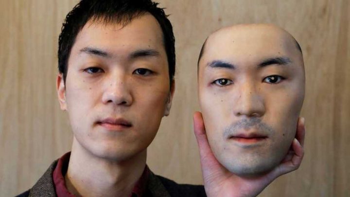 artiste japonais masque facial hyperréaliste