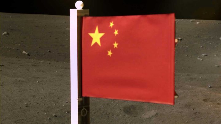 drapeau chinois planté lune