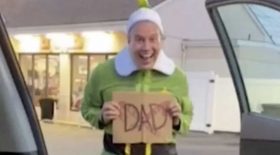 rencontre son père biologique déguisé lutin film elfe