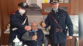 rien-ne-me-manque-juste-une-personne-avec-qui-trinquer-pour-noel-a-94-ans-il-appelle-la-police-jour-noel