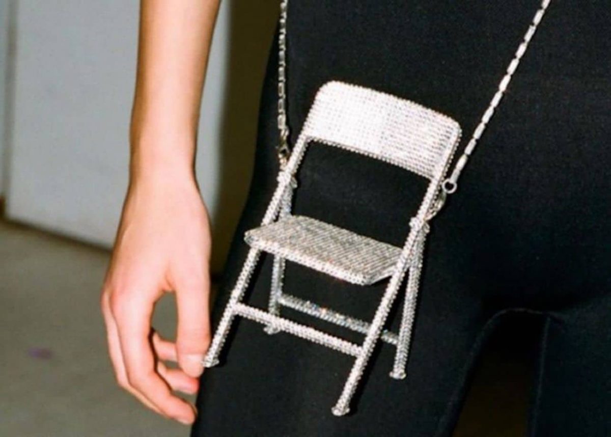 Ce sac ?� main vous laissera perplexe, vous ne pouvez rien ranger et il co?�te plus de 700 euros 