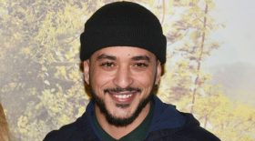 Slimane évoque son titre "Ne me laisse pas", en référence à l'assassinat de son colocataire
