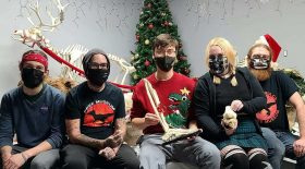 il reçoit le squelette de sa jambe amputée pour Noël
